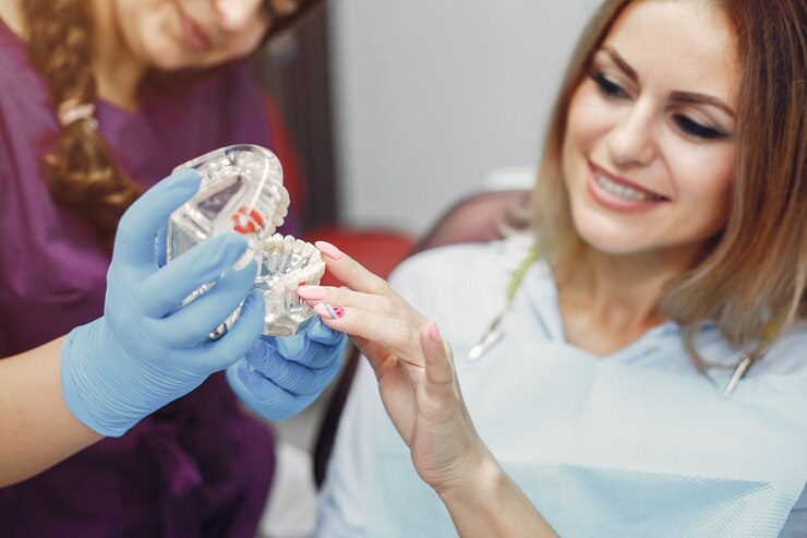 Beautiful girl sitting in the dentist's office<br />
