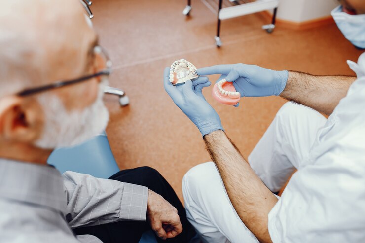 Old man sitting in the dentist's office<br />
